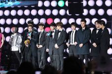 EXO Keluarkan Album...