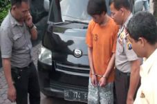 Mahasiswa Ini Curi Mobil...