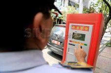 Enam Bank Luncurkan...