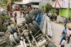 Rem Blong, Truk Bermuatan...