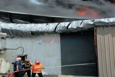 Tiga Pabrik Hangus Terbakar