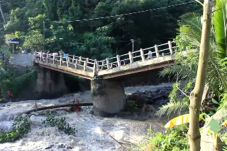 Jembatan Desa Putus,...
