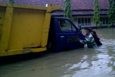 Banjir Rendam Kantor...