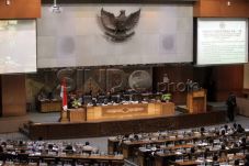 DPR Pangkas Separuh...