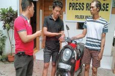 Dua Perampok Ditabrak...