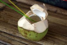 4 Khasiat Air Kelapa...