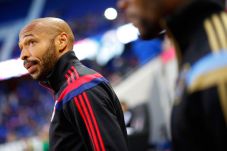 Henry Menangis Saat...