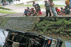 Pulang Berbelanja, Mobil...