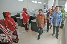 OJK Awasi Industri Keuangan...