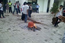 Protes Penertiban, Puluhan...