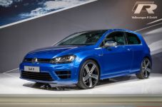Volkswagen Golf R Mengaspal...