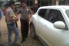 Kaca Nissan Juke Dipecah,...