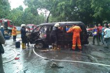 Mobil Carry Terbakar...