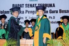 Peraih Gelar Pertama...
