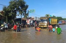 Terobos Banjir, Mobil...