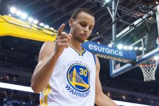 Curry Amankan Warriors...