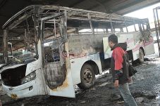 Korsleting, Dua Bus...