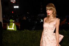Taylor Swift Teratas