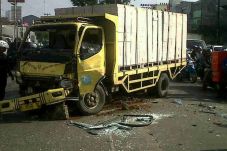 Truk Muatan Hebel Seruduk...