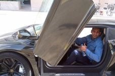 Pamer Mobil, Cara Khan...