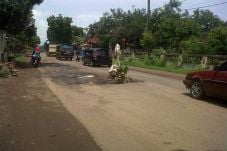 Berlubang, Jalan di...
