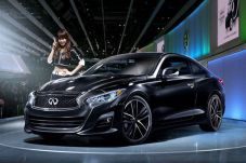 Infiniti Q60 Meluncur...