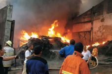 Pabrik Plastik Terbakar,...