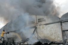 Pabrik Terbakar, 9 Jam...