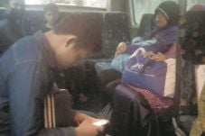 Petugas Tak Ramah, Atap...