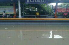 Hujan Seharian, Stasiun...
