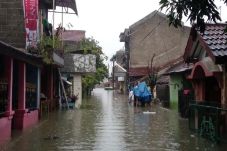 Banjir 1 Meter Rendam...