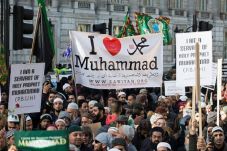 Bela Nabi, Ribuan Muslim...