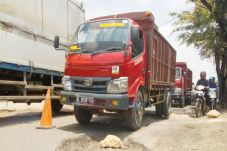 Jalur Tengah Rusak,...