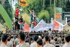 Warga Sari Rejo Melawan