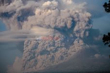 Sinabung Luncurkan Awan...