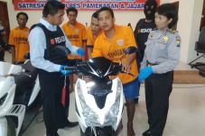 Sopir Angkot Curi Motor...