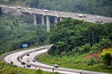Empat Ruas Tol Bisa...