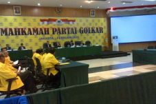Tanpa Kubu Ical, Sidang...