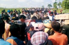 Warga Luruk Pengeboran...