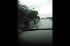 Jalan Yos Sudarso Tergenang,...