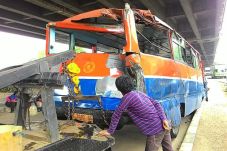 Tabrak Pengendara Motor,...