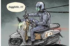 Pengendara Dijerat Tali,...