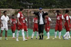 Lagi, Riedl Depak Pemain...