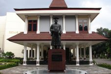 Mahasiswa PTIK Belajar...