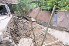 Tanah Bergeser, 5 Rumah...