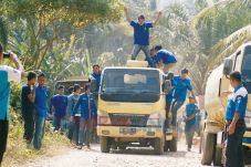 Warga Sandera Truk Pengangkut...