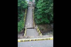 Jembatan Cimanis Putus,...