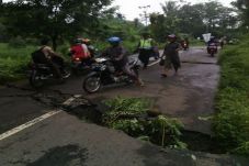 Jalan Menuju Guci Ambles,...