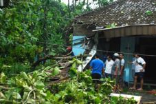 Angin Ribut Terjang...