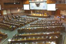 Sidang Paripurna Molor,...